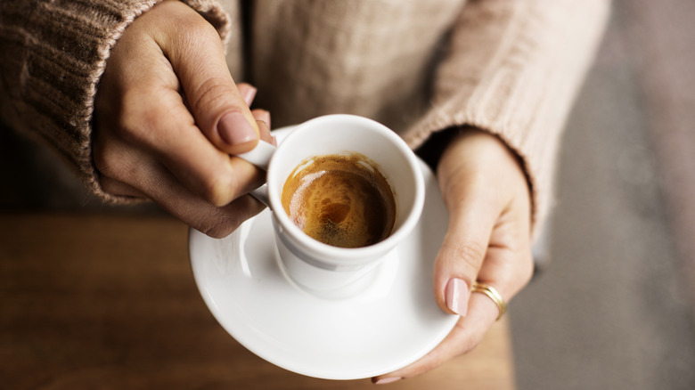 Hiểu lầm về thói quen uống cà phê khi đói và những sai lầm thường gặp- Ảnh 1.