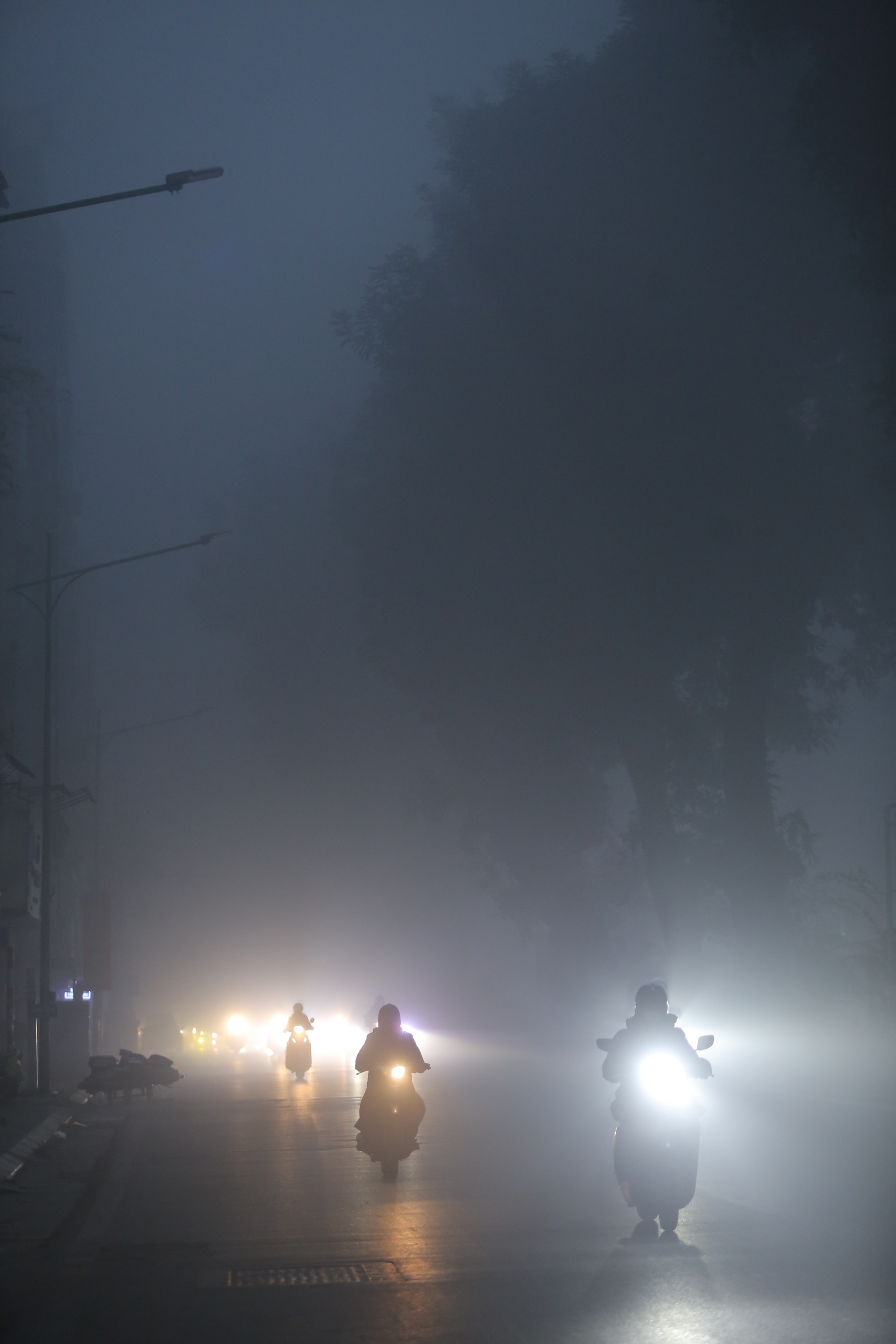 Bầu trời Hà Nội trắng xóa sương mù, bụi mịn, ô nhiễm không khí hàng đầu thế giới- Ảnh 4.