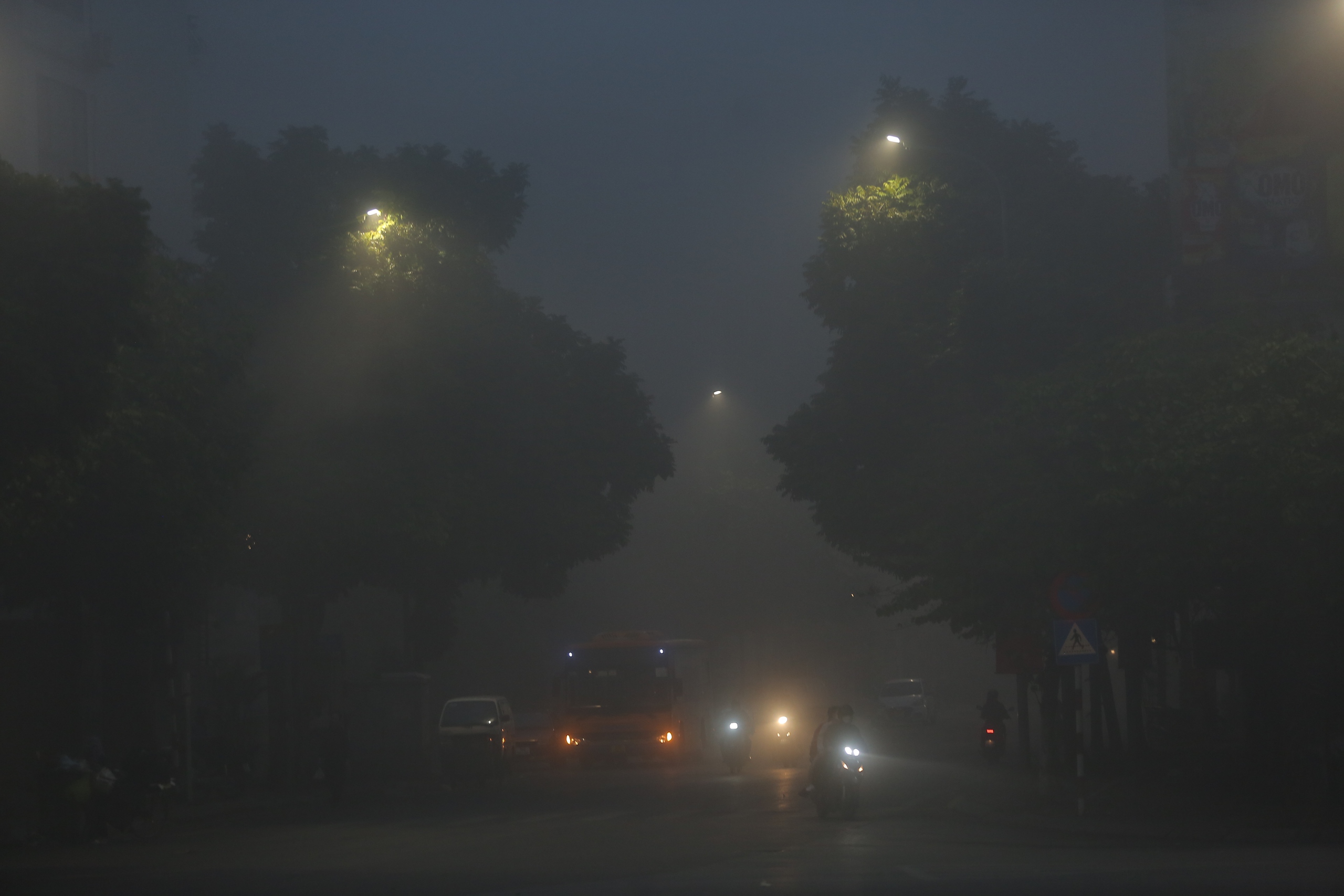 Bầu trời Hà Nội trắng xóa sương mù, bụi mịn, ô nhiễm không khí hàng đầu thế giới- Ảnh 5.
