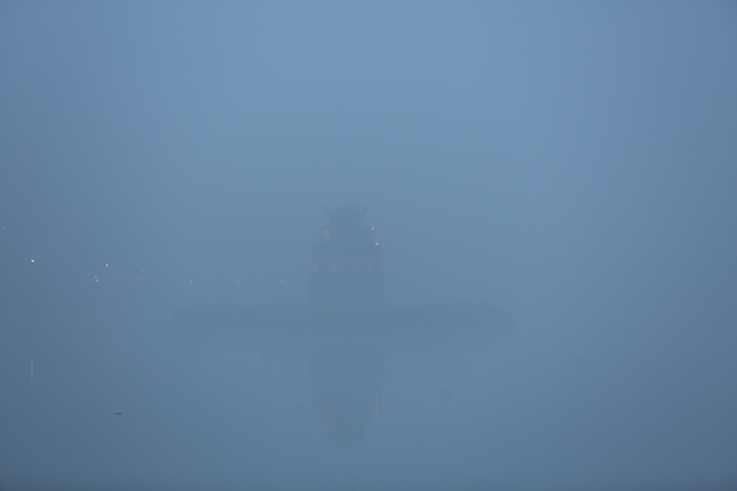 Bầu trời Hà Nội trắng xóa sương mù, bụi mịn, ô nhiễm không khí thứ 1 thế giới- Ảnh 9. Bầu trời Hà Nội trắng xóa sương mù, bụi mịn, ô nhiễm không khí thứ 1 thế giới- Ảnh 9.