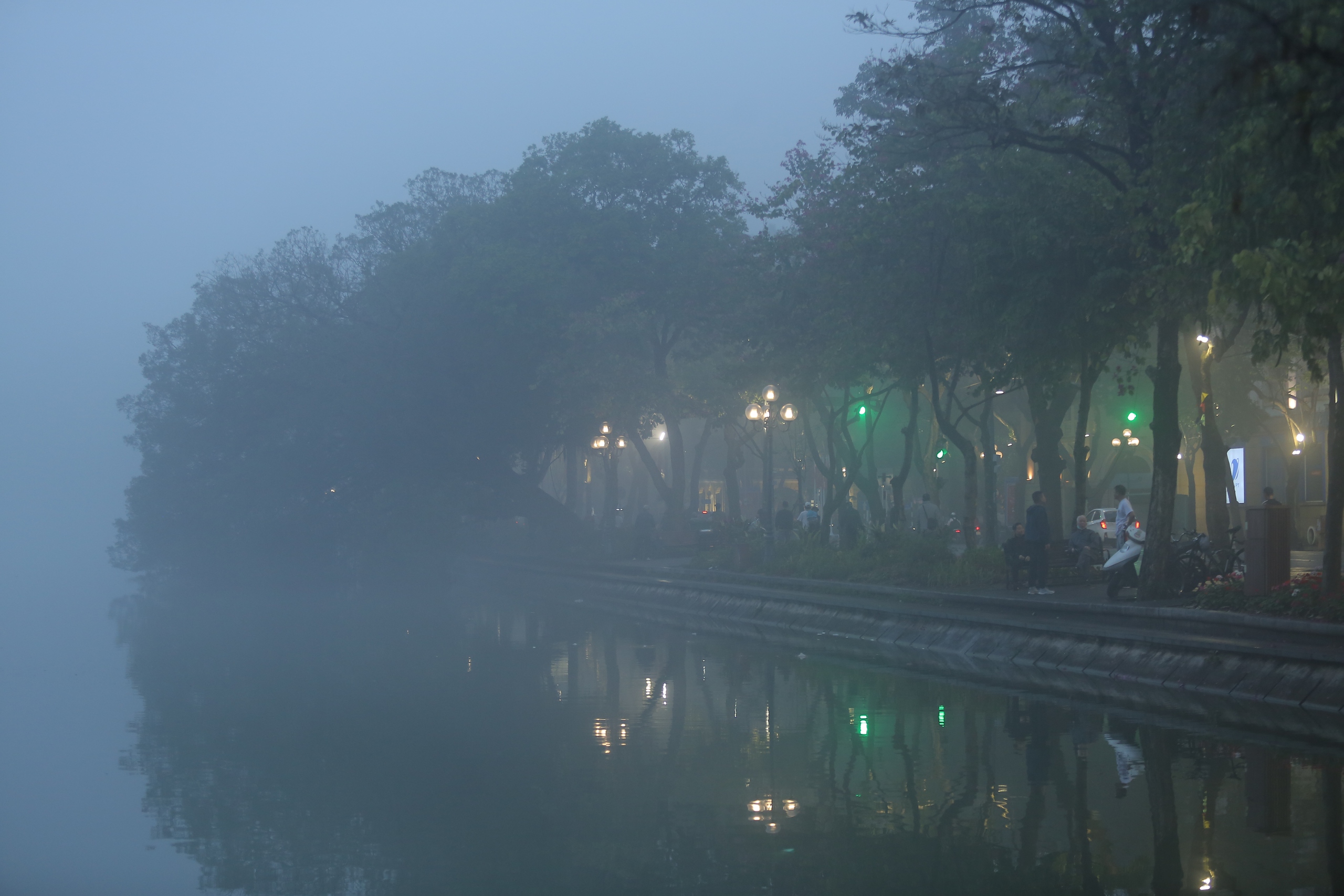 Bầu trời Hà Nội trắng xóa sương mù, bụi mịn, ô nhiễm không khí thứ 1 thế giới- Ảnh 8. Bầu trời Hà Nội trắng xóa sương mù, bụi mịn, ô nhiễm không khí thứ 1 thế giới- Ảnh 8.