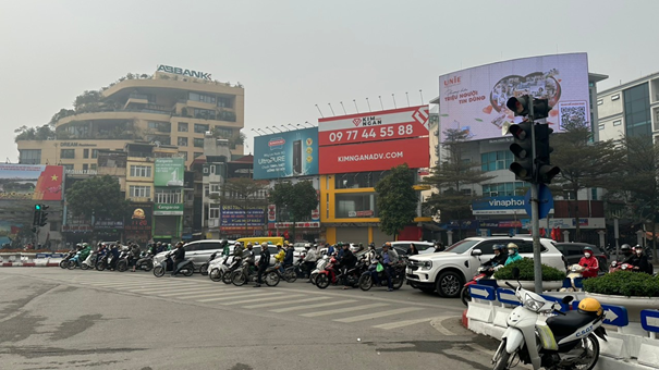 CSGT Hà Nội bám đường, phân luồng người dân di chuyển trong thời tiết sương mù- Ảnh 4.