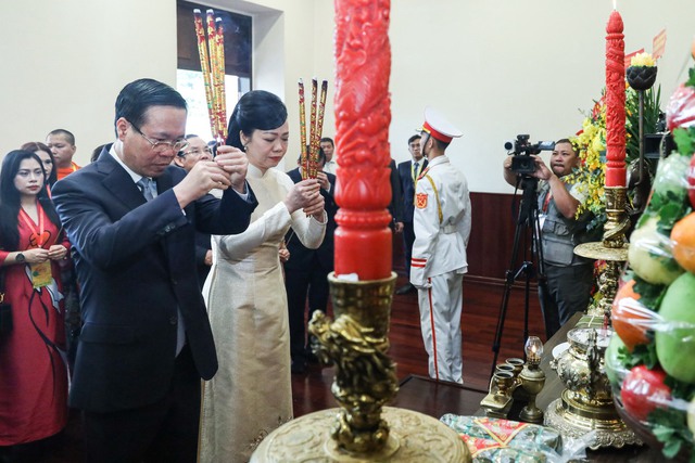 Chủ tịch nước Võ Văn Thưởng thực hiện nghi thức thả cá chép tiễn ông Công, ông Táo- Ảnh 3.