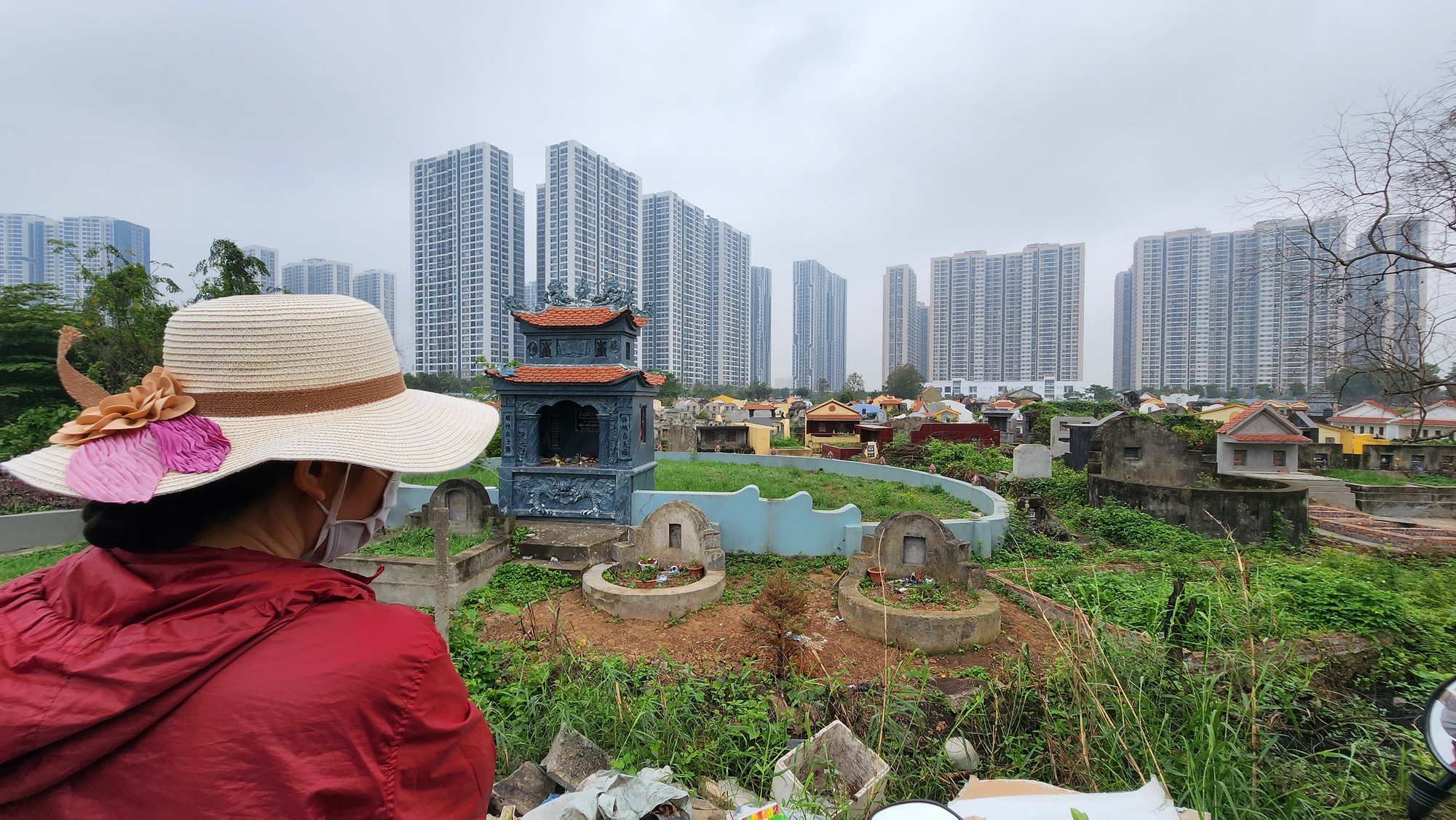 Hàng loạt ngôi mộ bị phá bát hương: Người dân bất an, cắt cử người trông coi- Ảnh 2.