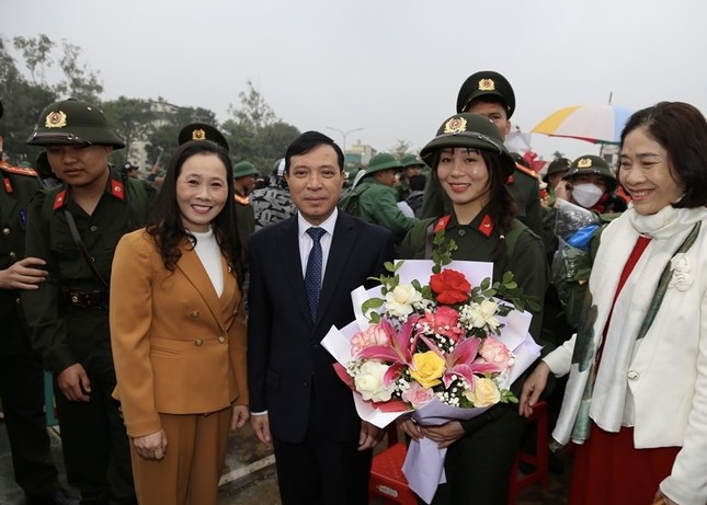 Hội LHPN tỉnh Thanh Hoá tặng quà động viên tân binh nhập ngũ- Ảnh 1.