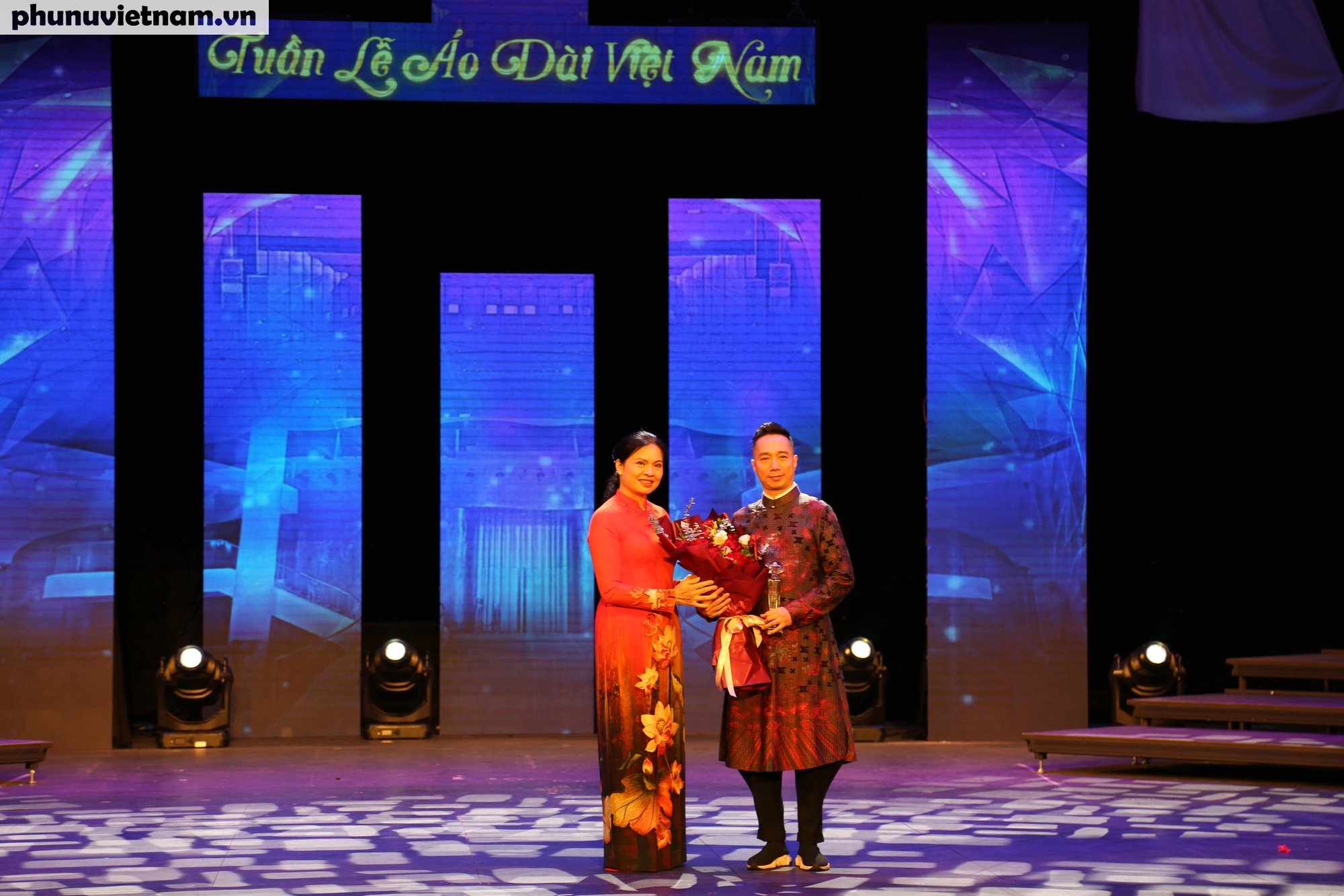 Chủ tịch Hội LHPN Việt Nam tặng hoa cho NTK Đỗ Trịnh Hoài Nam
