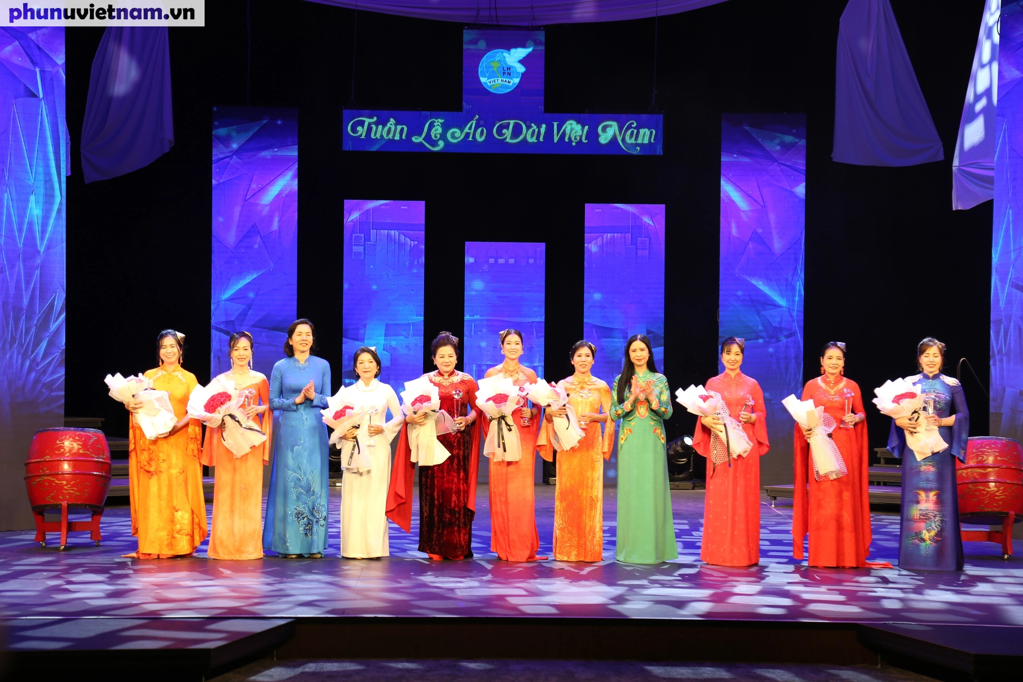 Phó Chủ tịch Hội LHPN Việt Nam Nguyễn Thị Minh Hương và Trần Lan Phương tặng hoa, kỷ niệm chương cho các nhà thiết kế áo dài
