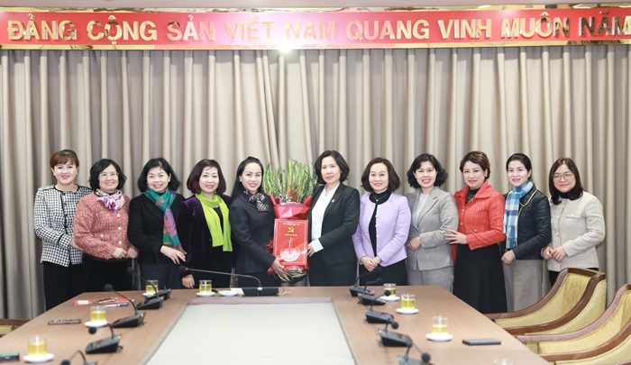 Ban Thường vụ Thành uỷ Hà Nội trao quyết định công tác cán bộ tại Hội LHPN Thành phố- Ảnh 1.