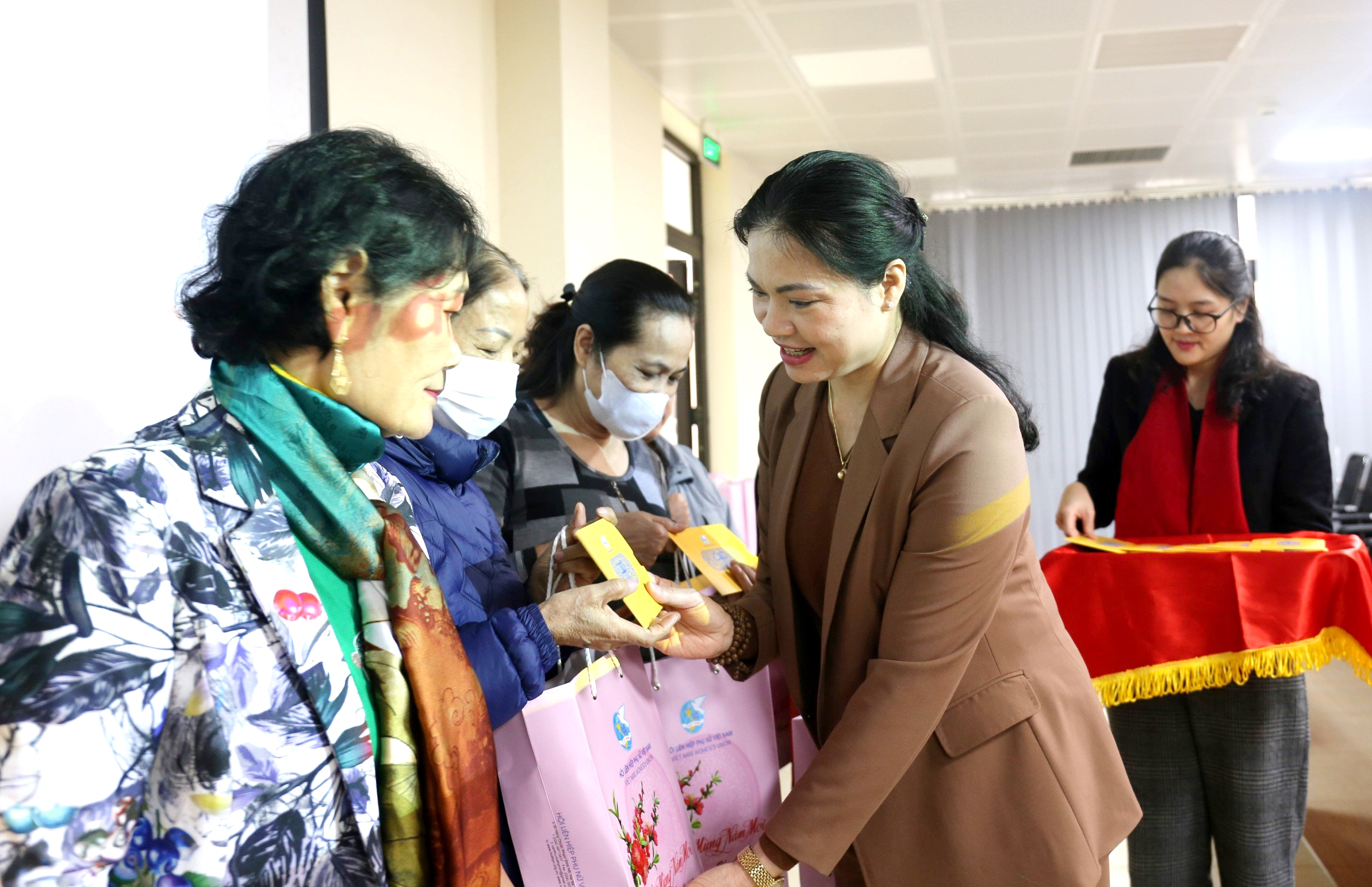 Hội LHPN Việt Nam trao tặng 50 suất quà Tết cho phụ nữ có hoàn cảnh khó khăn tại quận Hai Bà Trưng- Ảnh 3.