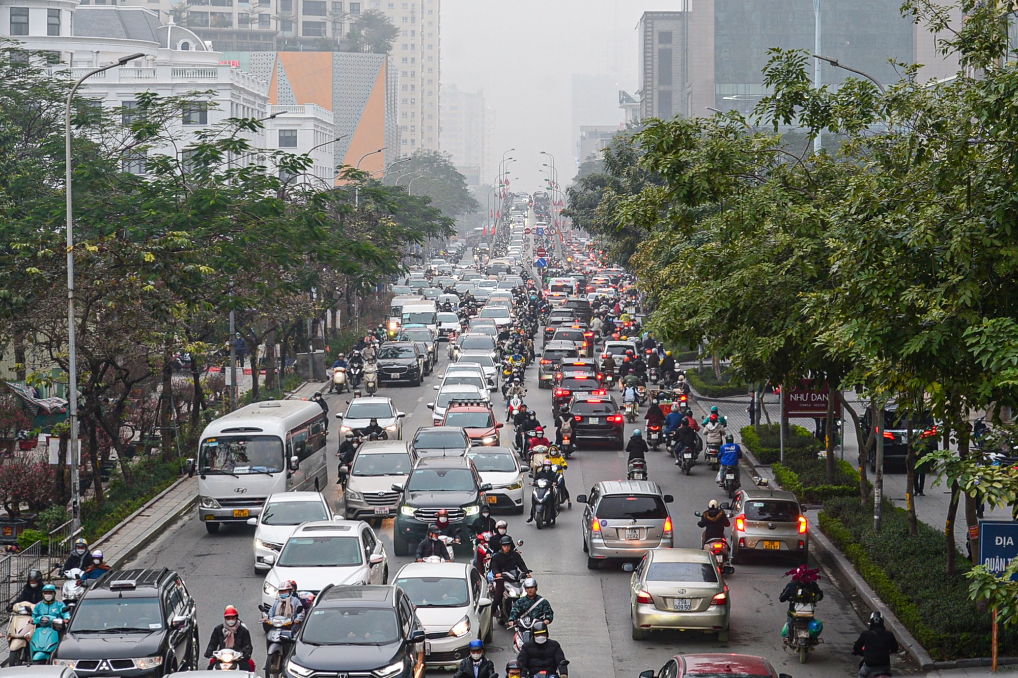 duong-pho-ha-noi-ngop-tho-tu-sang-den-toi-dip-can-tet