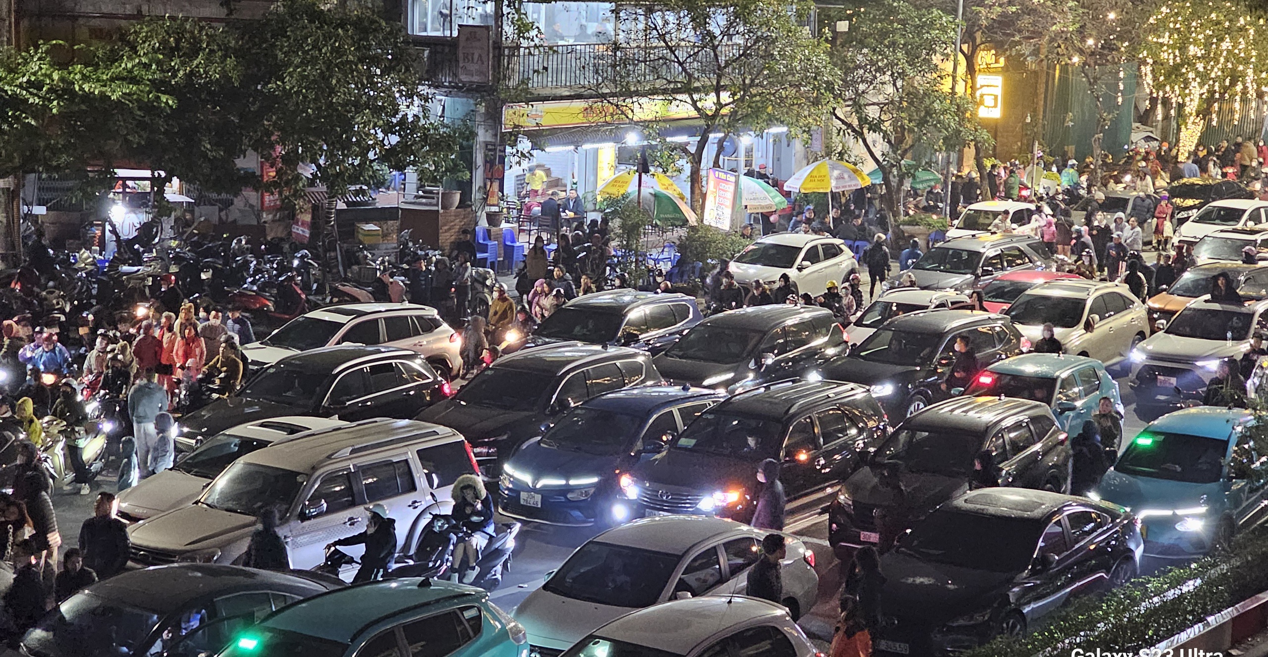 Người dân Hà Nội đổ xô đi xem màn trình diễn ánh sáng bằng 2.024 máy bay không người lái, tắc đường kéo dài 2km- Ảnh 1.