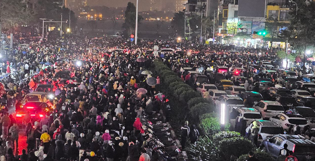 Người dân Hà Nội đổ xô đi xem màn trình diễn ánh sáng bằng 2.024 máy bay không người lái, tắc đường kéo dài 2km- Ảnh 3.