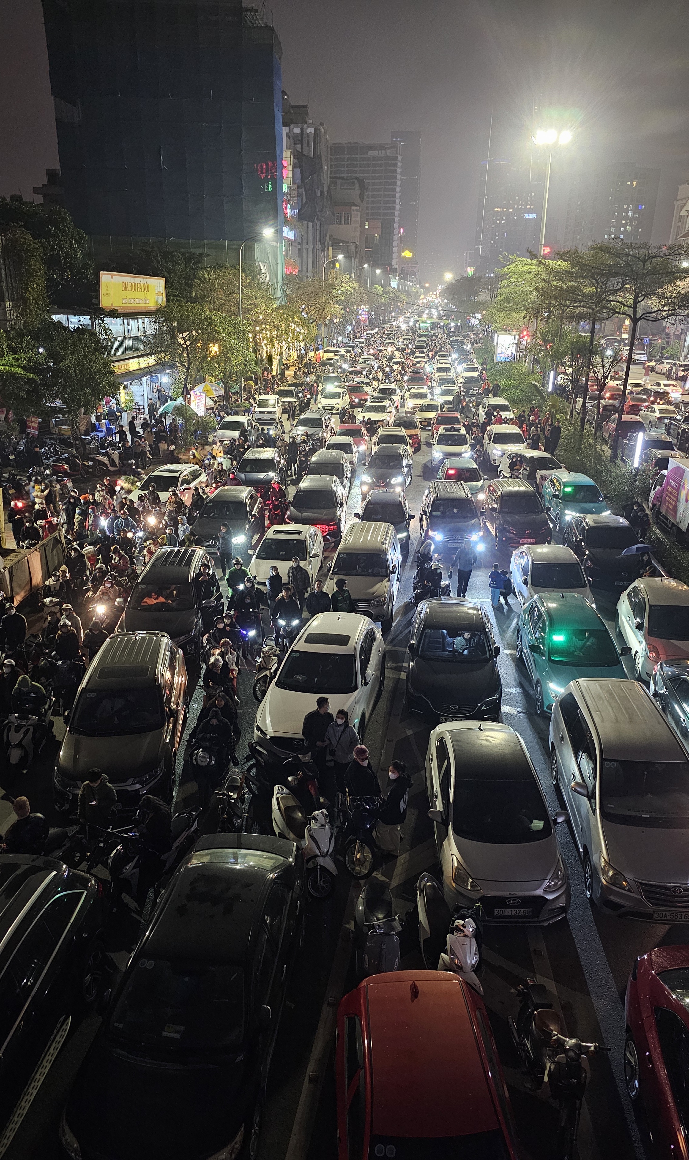 Người dân Hà Nội đổ xô đi xem màn trình diễn ánh sáng bằng 2.024 máy bay không người lái, tắc đường kéo dài 2km- Ảnh 2.
