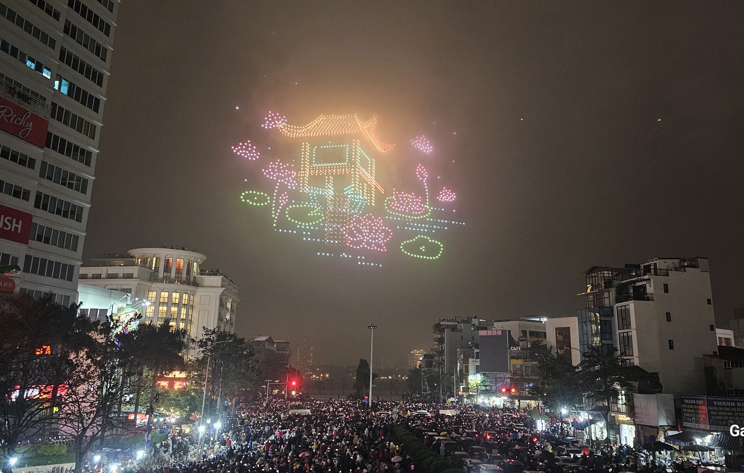 Người dân Hà Nội đổ xô đi xem màn trình diễn ánh sáng bằng 2.024 máy bay không người lái, tắc đường kéo dài 2km- Ảnh 6.