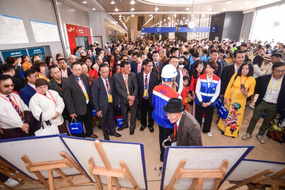 Hàng nghìn sản phẩm Vinamilk “theo chân” kiều bào trải nghiệm tuyến Metro Bến Thành - Suối Tiên- Ảnh 4.