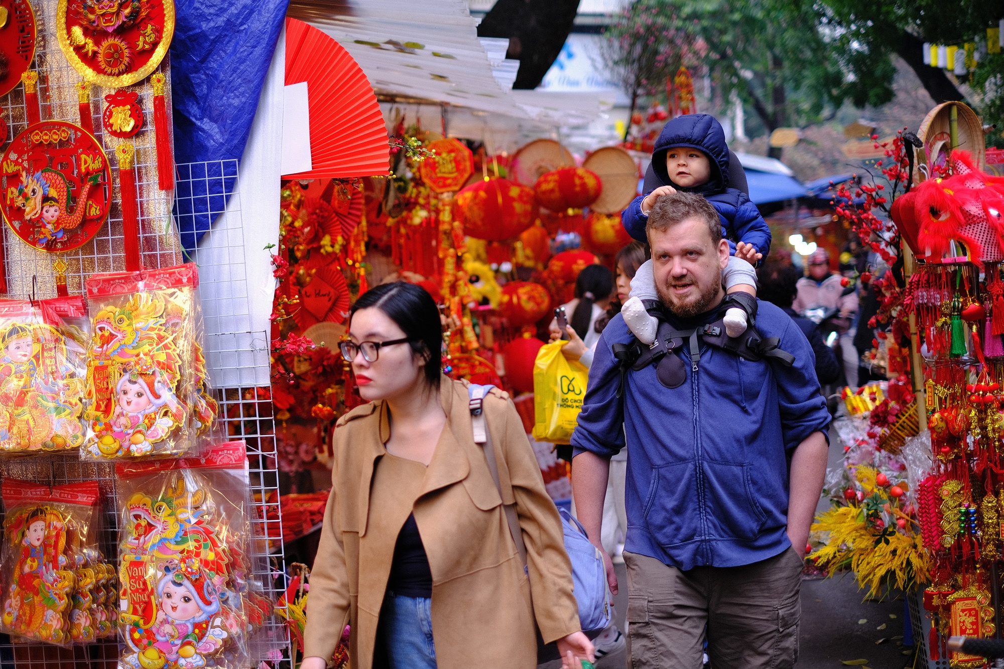 Người dân Hà Nội tấp nập xuống phố chiều 29 Tết, một cặp đôi showbiz cũng rạng rỡ chụp ảnh trên phố Hàng Mã- Ảnh 9.
