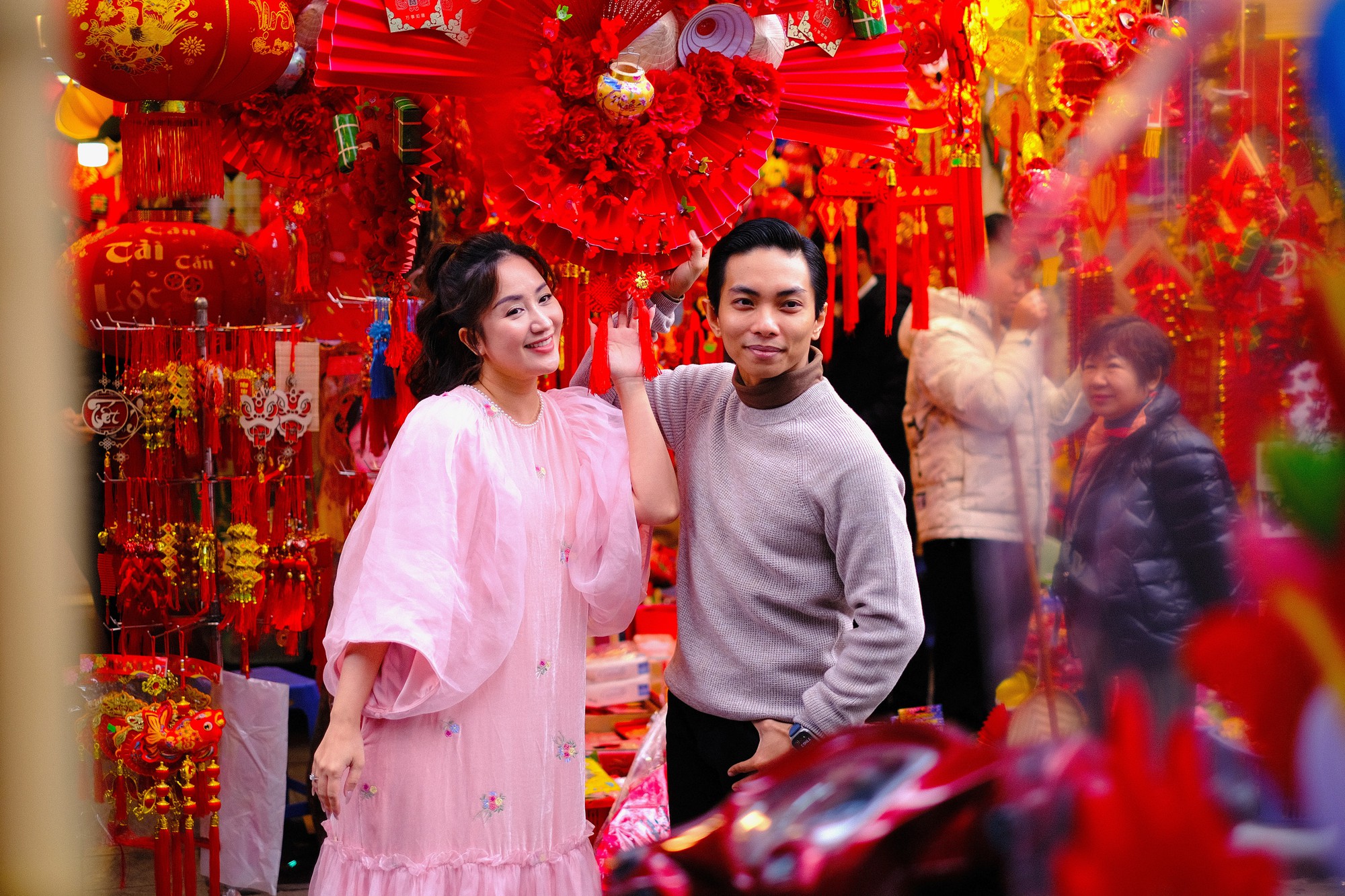 Người dân Hà Nội tấp nập xuống phố chiều 29 Tết, một cặp đôi showbiz cũng rạng rỡ chụp ảnh trên phố Hàng Mã- Ảnh 10.