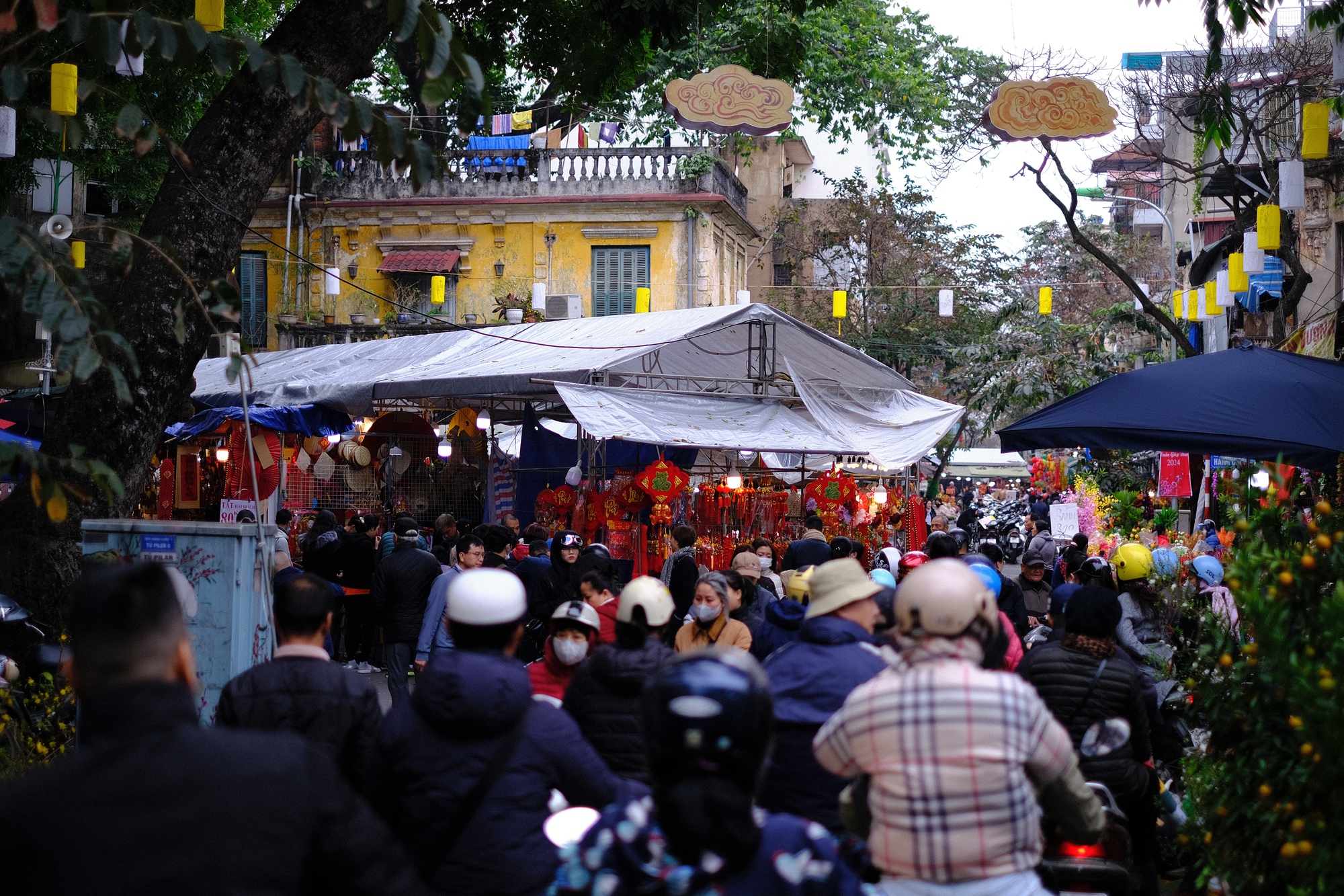 Người dân Hà Nội tấp nập xuống phố chiều 29 Tết, một cặp đôi showbiz cũng rạng rỡ chụp ảnh trên phố Hàng Mã- Ảnh 13.