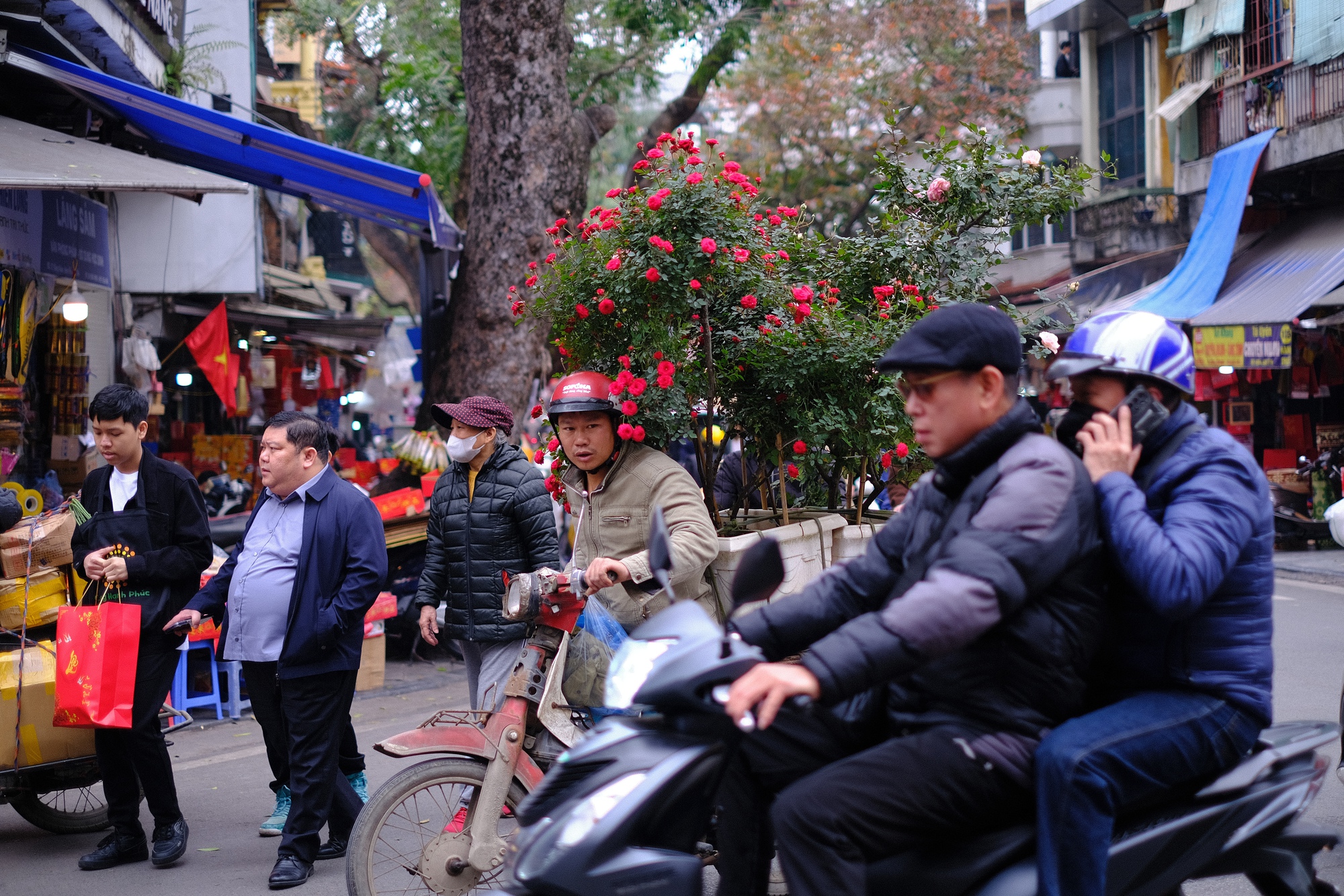 Người dân Hà Nội tấp nập xuống phố chiều 29 Tết, một cặp đôi showbiz cũng rạng rỡ chụp ảnh trên phố Hàng Mã- Ảnh 16.