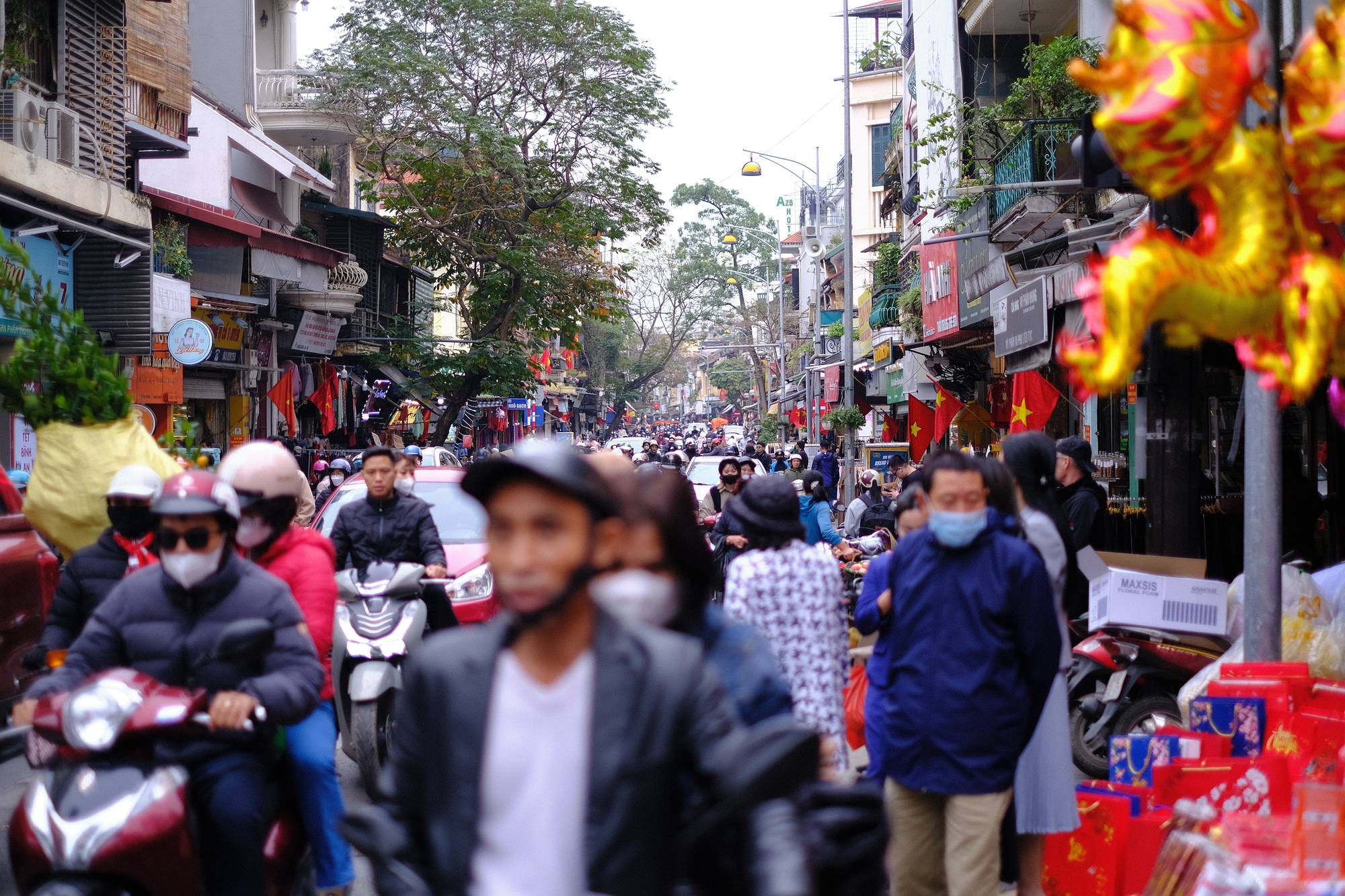 Người dân Hà Nội tấp nập xuống phố chiều 29 Tết, một cặp đôi showbiz cũng rạng rỡ chụp ảnh trên phố Hàng Mã- Ảnh 17.