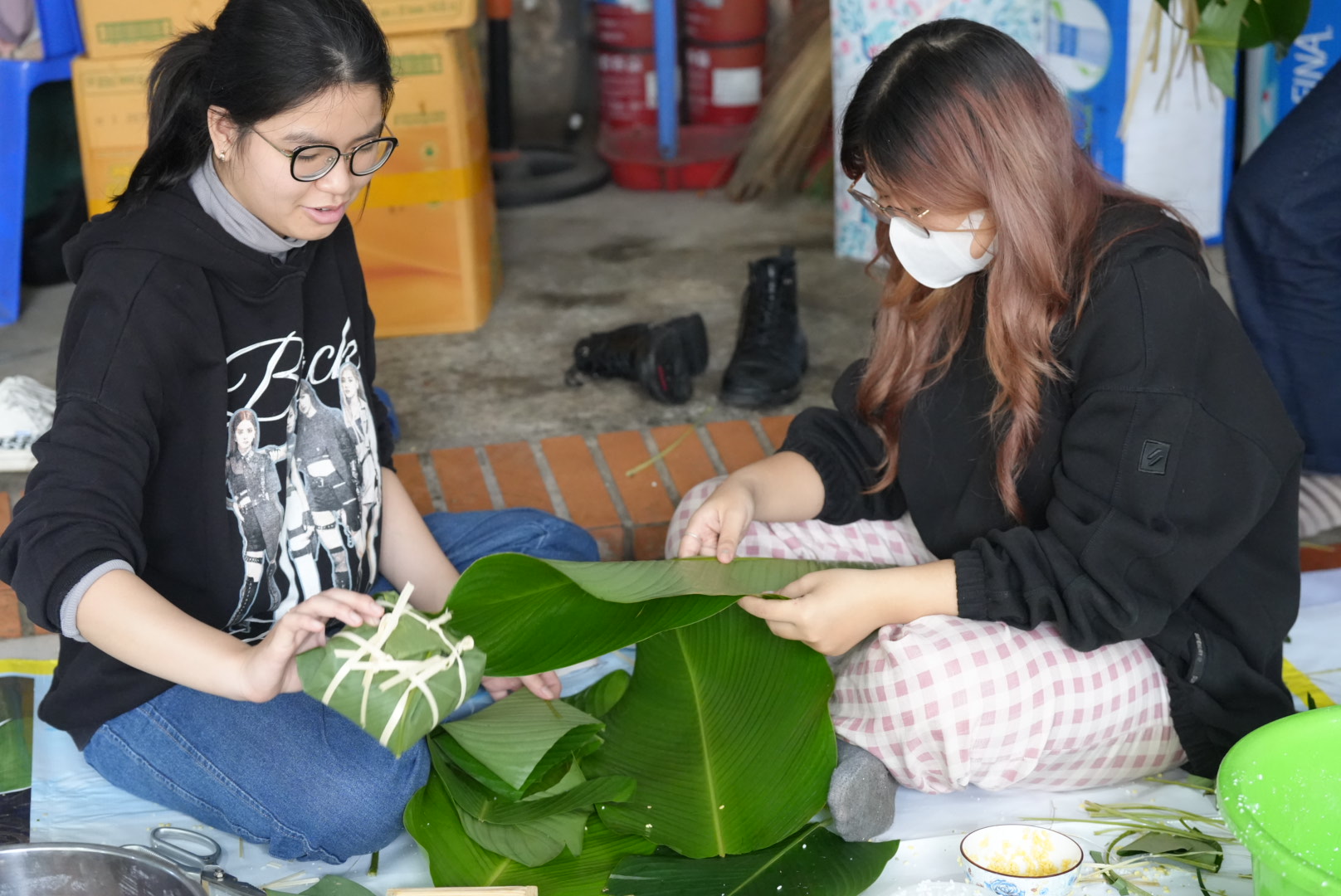 Học sinh Hà Nội tự tay gói bánh chưng tặng người lao động nghèo, người vô gia cư- Ảnh 2.