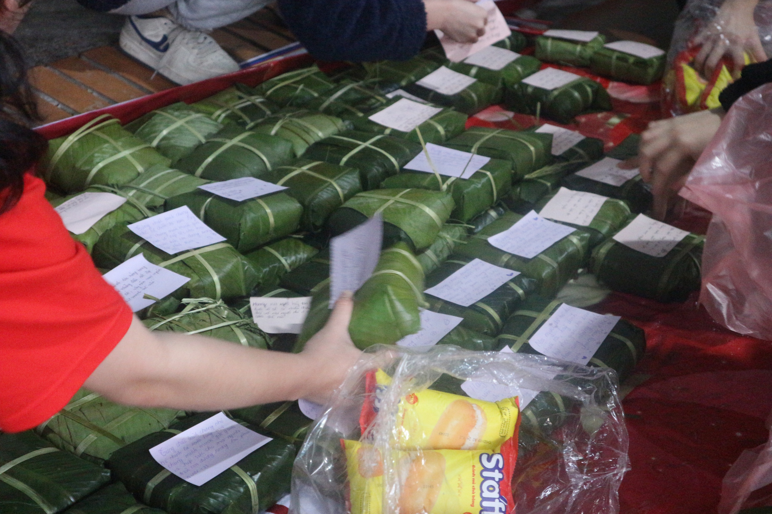 Học sinh Hà Nội tự tay gói bánh chưng tặng người lao động nghèo, người vô gia cư- Ảnh 5.