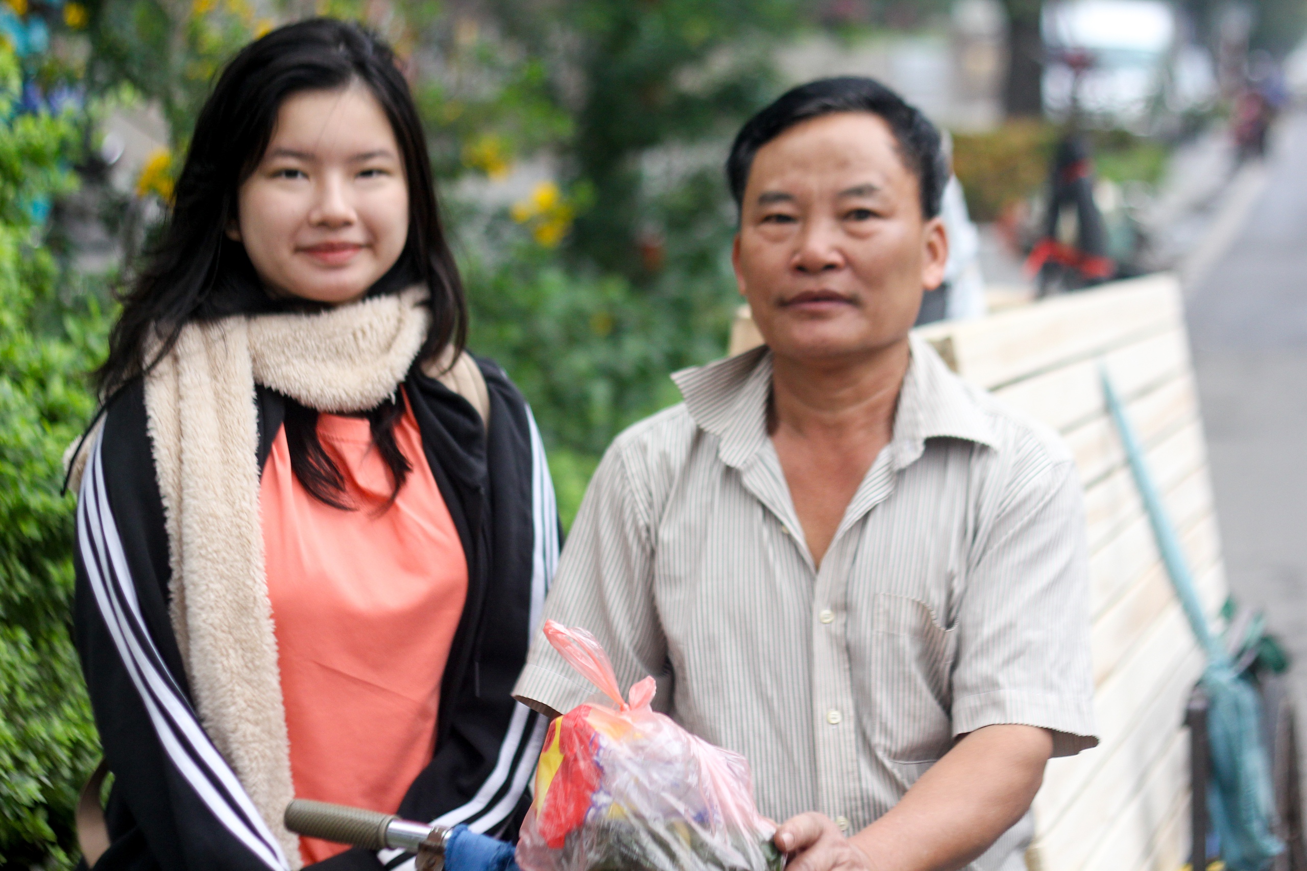 Học sinh Hà Nội tự tay gói bánh chưng tặng người lao động nghèo, người vô gia cư- Ảnh 9.