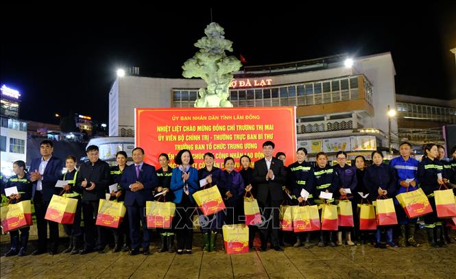 Thường trực Ban Bí thư Trương Thị Mai chúc Tết công nhân môi trường tại Đà Lạt- Ảnh 1.