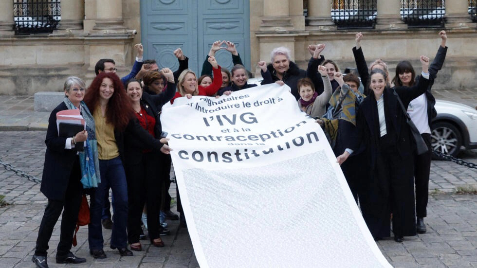 Pháp là nước đầu tiên trên thế giới đưa quyền phá thai vào Hiến pháp - Ảnh 1.
