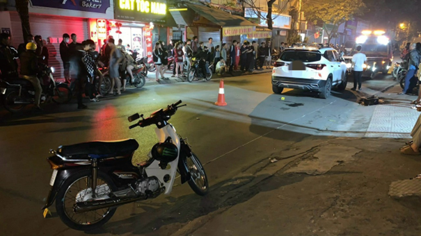 Va chạm giao thông ở phố Trần Cung: Nữ tài xế vi phạm sẽ bị phạt 35 triệu đồng
- Ảnh 1.