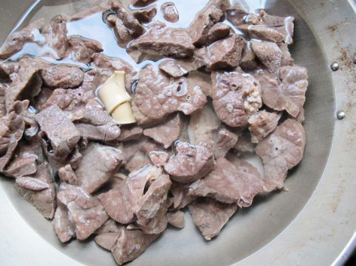 Hầu hết chất độc trong con lợn đều tích tụ vào bộ phận nhiều người Việt thích ăn này- Ảnh 1.