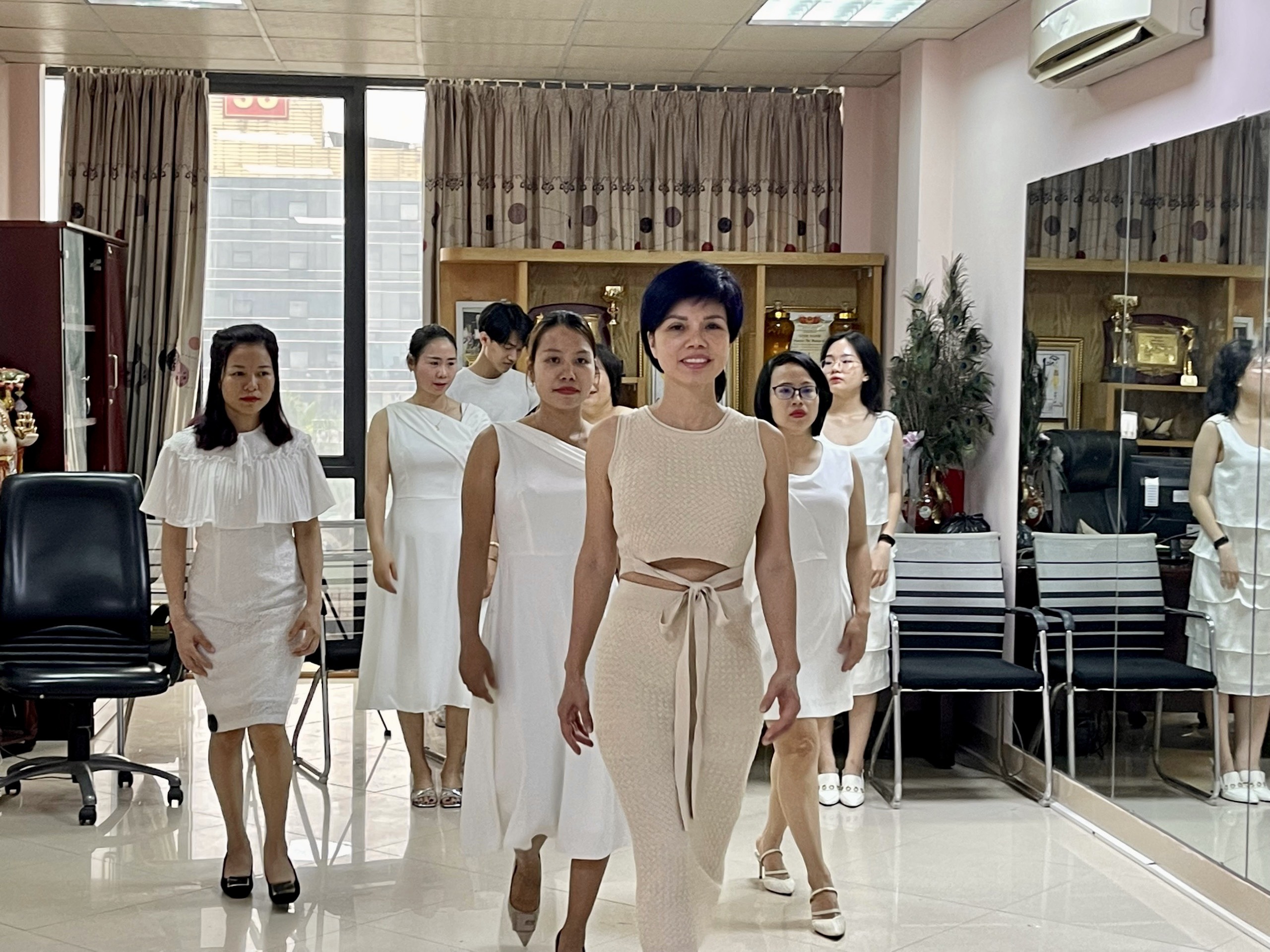Bà chủ hãng thời trang chuyển hướng sang đào tạo phong thái cho chị em- Ảnh 1. Bà chủ hãng thời trang chuyển hướng sang đào tạo phong thái cho chị em- Ảnh 1.