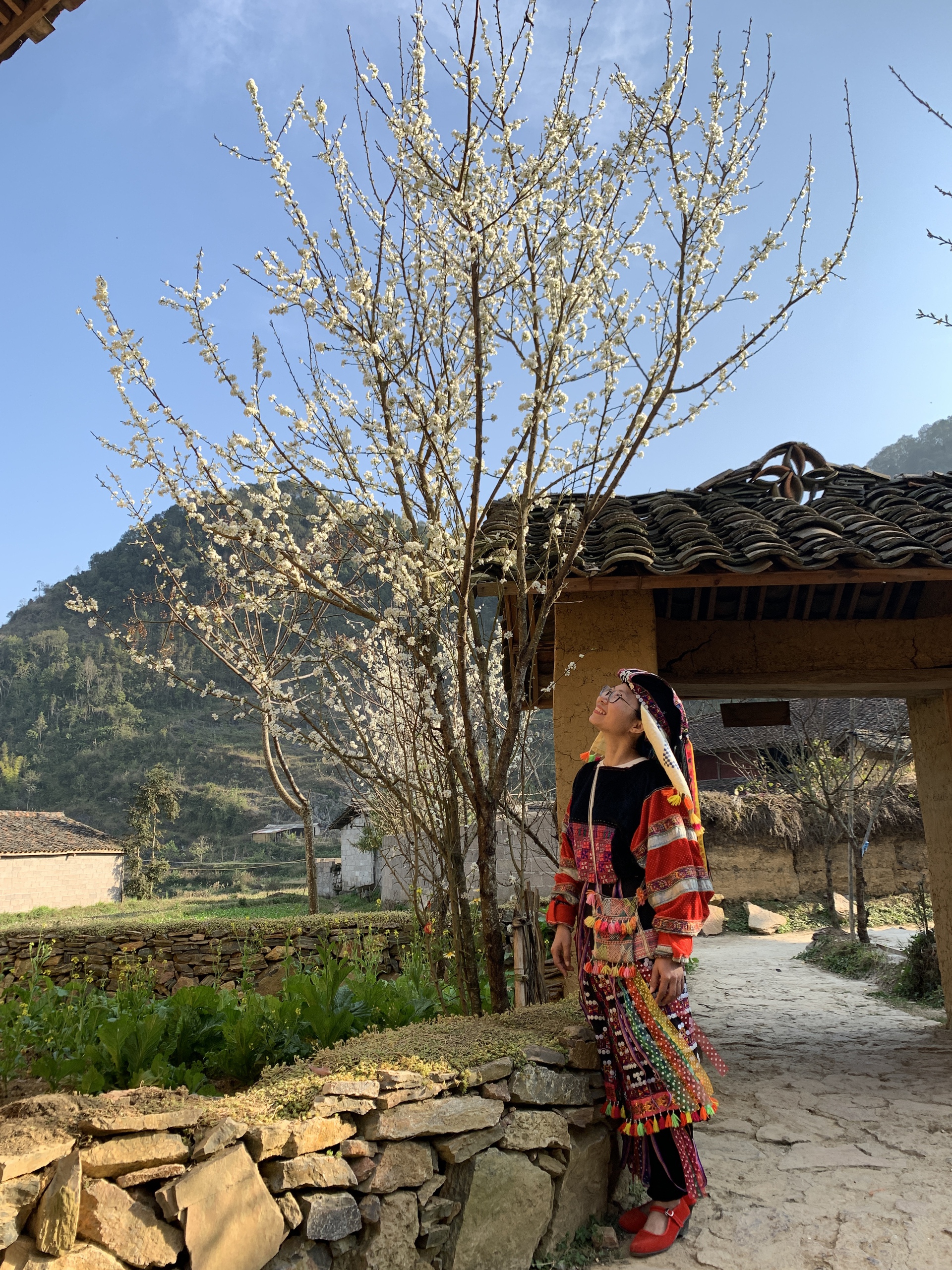 Gadis Hanoi berhenti dari pekerjaannya yang bernilai 350 juta VND/tahun untuk pergi ke Ha Giang dan tinggal di rumah keluarga angkat - Foto 5. Cô gái Hà Nội bỏ việc 350 triệu đồng/năm lên Hà Giang làm homestay- Ảnh 5.