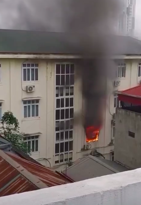 Khói đen nghi ngút từ đám cháy một trường THCS ở Hà Nội, học sinh khẩn trương di tản- Ảnh 3.
