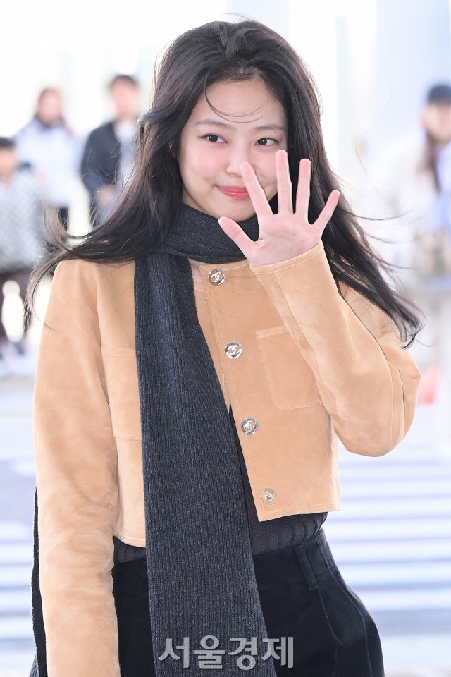 Jennie (BLACKPINK) lộ biểu cảm đau đớn vì fan quá khích ở sân bay, netizen quốc tế bức xúc - Ảnh 7.