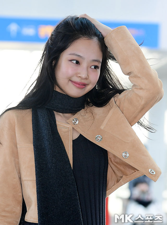 Jennie (BLACKPINK) lộ biểu cảm đau đớn vì fan quá khích ở sân bay, netizen quốc tế bức xúc - Ảnh 6.