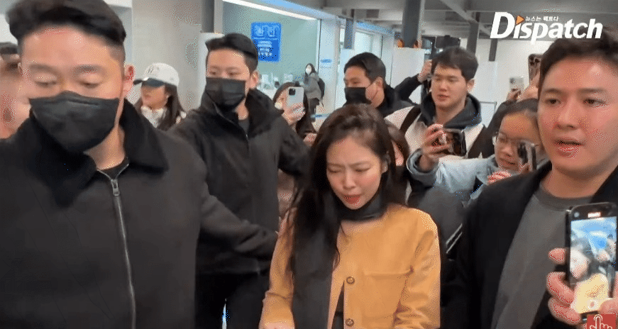 Jennie (BLACKPINK) lộ biểu cảm đau đớn vì fan quá khích ở sân bay, netizen quốc tế bức xúc - Ảnh 3.