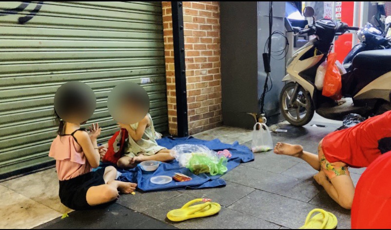 Những đứa trẻ nằm ngủ lay lắt ngay vỉa hè trung tâm TPHCM để xin tiền: 