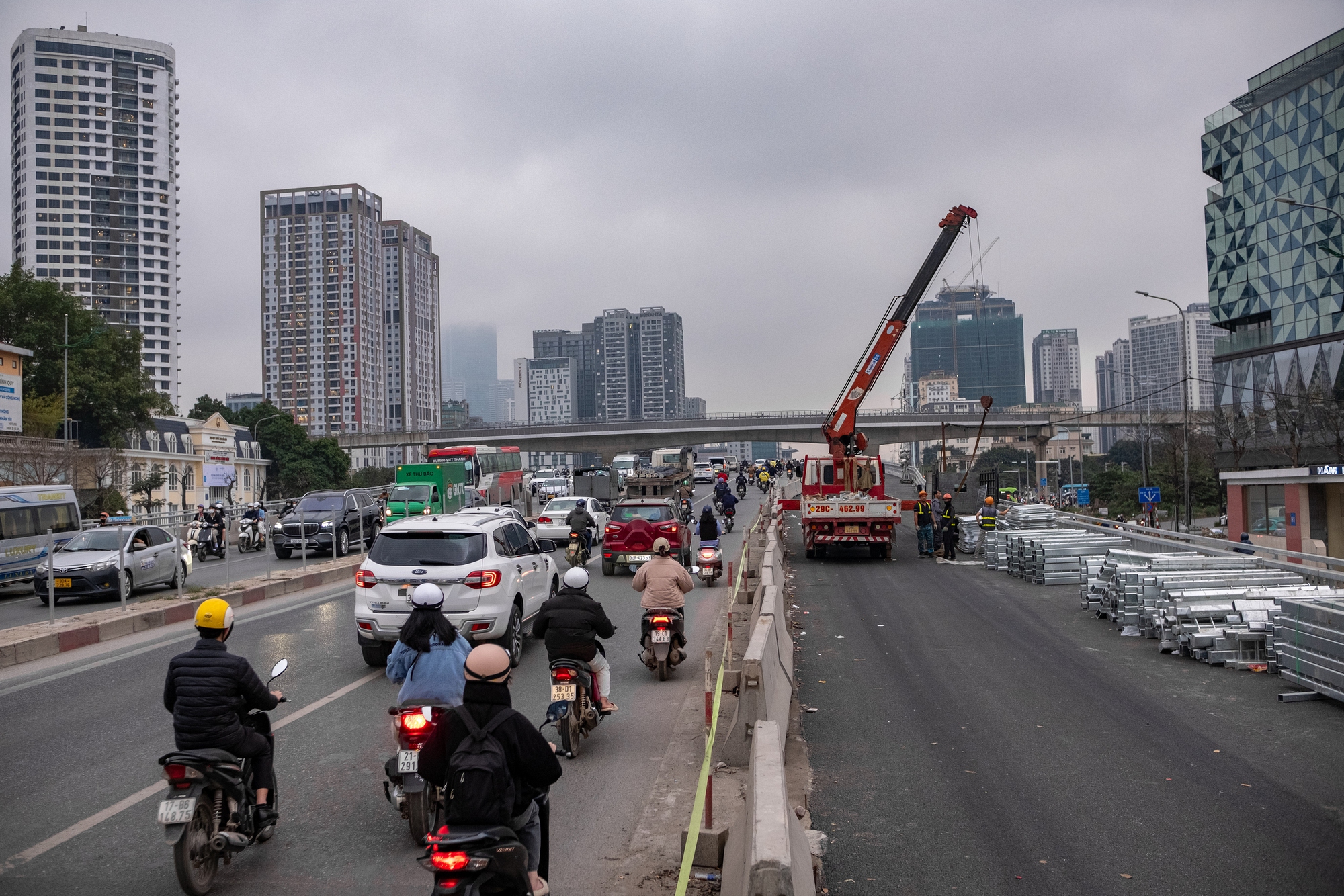 Hà Nội: Xe máy vẫn lên cầu vượt Mai Dịch bất chấp biển cấm- Ảnh 8.
