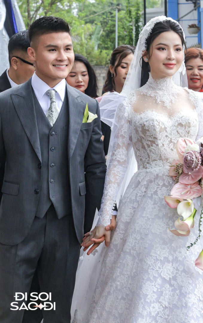Quang Hải có hành động tinh tế với Chu Thanh Huyền ở đám cưới, lộ biểu cảm căng thẳng trước họ nhà gái- Ảnh 1.