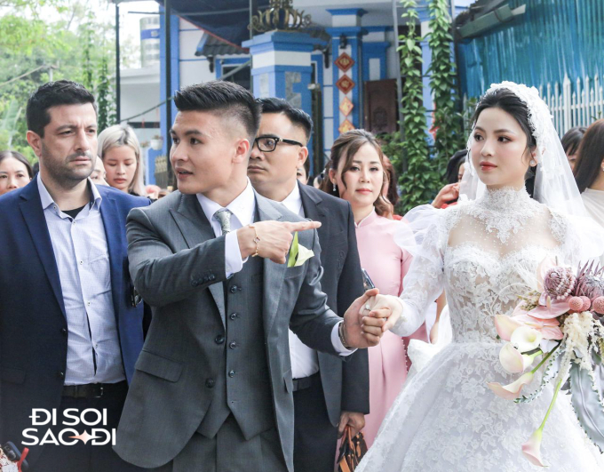 Quang Hải có hành động tinh tế với Chu Thanh Huyền ở đám cưới, lộ biểu cảm căng thẳng trước họ nhà gái- Ảnh 2.