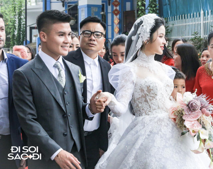 Quang Hải có hành động tinh tế với Chu Thanh Huyền ở đám cưới, lộ biểu cảm căng thẳng trước họ nhà gái- Ảnh 9.