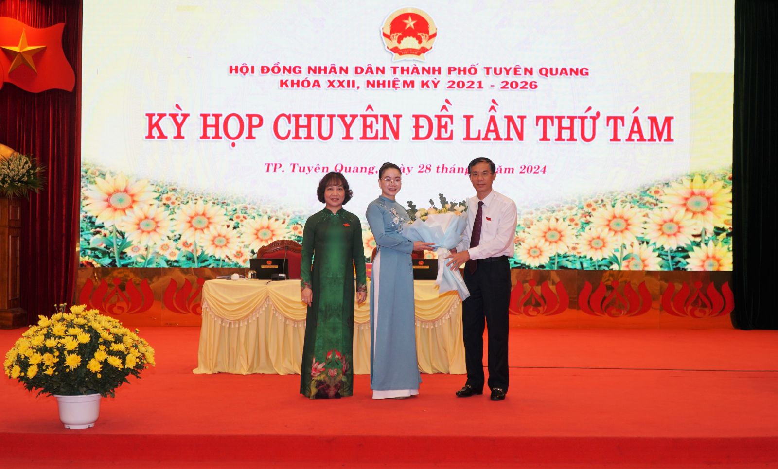 Nữ Phó Hiệu trưởng đại học được bầu giữ chức Phó Chủ tịch UBND thành phố Tuyên Quang- Ảnh 1.