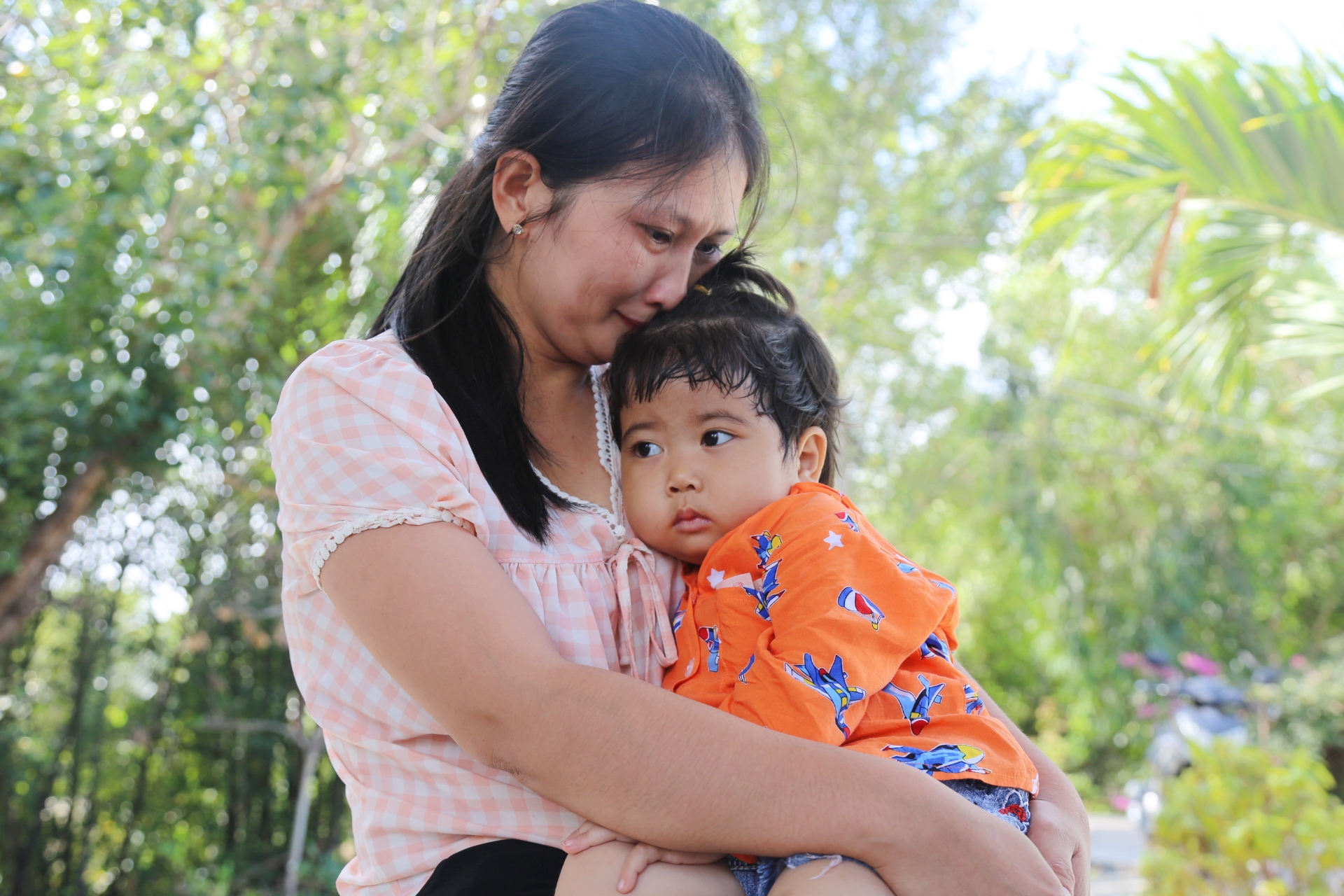 Mẹ bật khóc nhìn con gái 3 tuổi mắc bệnh ung thư máu: "Hết tiền rồi, mẹ sao cứu con đây…"- Ảnh 6.