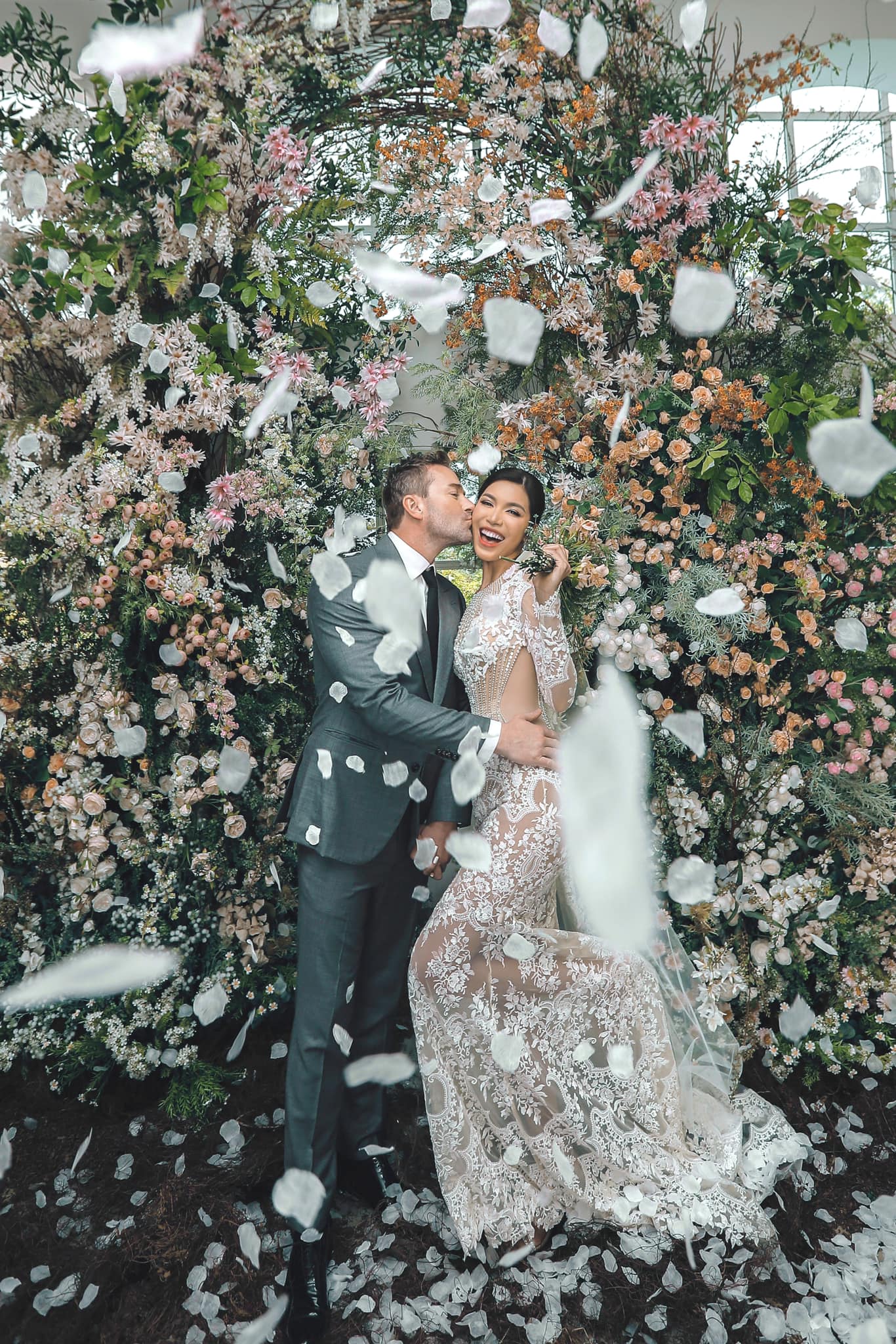 Minh Tú và chồng ngoại quốc gây sốt với loạt ảnh cưới ngập hoa ngay trước thềm hôn lễ- Ảnh 5.