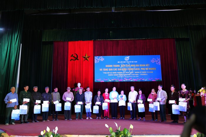 Hội LHPN Việt Nam khánh thành nhà Đại đoàn kết và tặng 100 phần quà tại xã Thanh Chăn, Điện Biên- Ảnh 5.