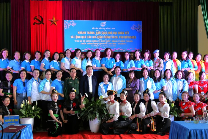 Hội LHPN Việt Nam khánh thành nhà Đại đoàn kết và tặng 100 phần quà tại xã Thanh Chăn, Điện Biên- Ảnh 6.