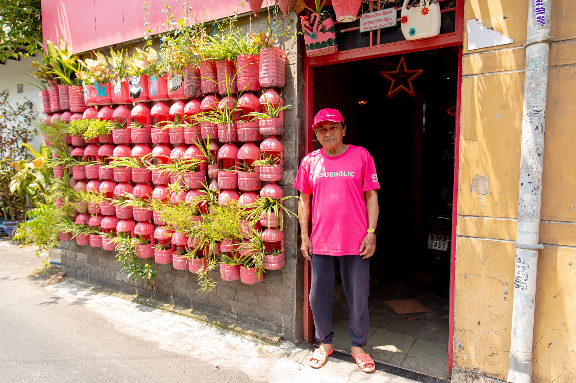 Người đàn ông cô đơn phủ hồng căn nhà và ngõ nhỏ ở Sài Gòn: "Màu hồng giảm đi những nỗi buồn trong cuộc đời chú"- Ảnh 1.