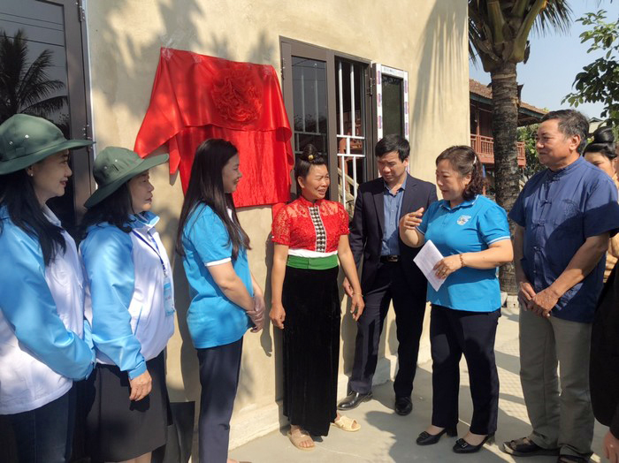 Hội LHPN Việt Nam khánh thành nhà Đại đoàn kết và tặng 100 phần quà tại xã Thanh Chăn, Điện Biên- Ảnh 10.