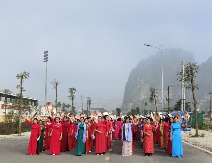 Phụ nữ Tân Lạc tổ chức nhiều trò chơi dân gian hưởng ứng “Tuần lễ áo dài” năm 2024- Ảnh 1.